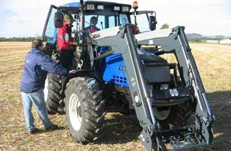 Vi fikk Valtra traktor og Claas traktor i 2005